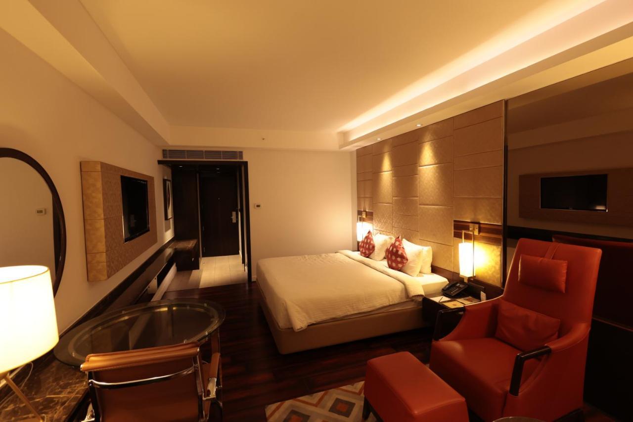 Hotel Cenneys Gateway Salem Bagian luar foto