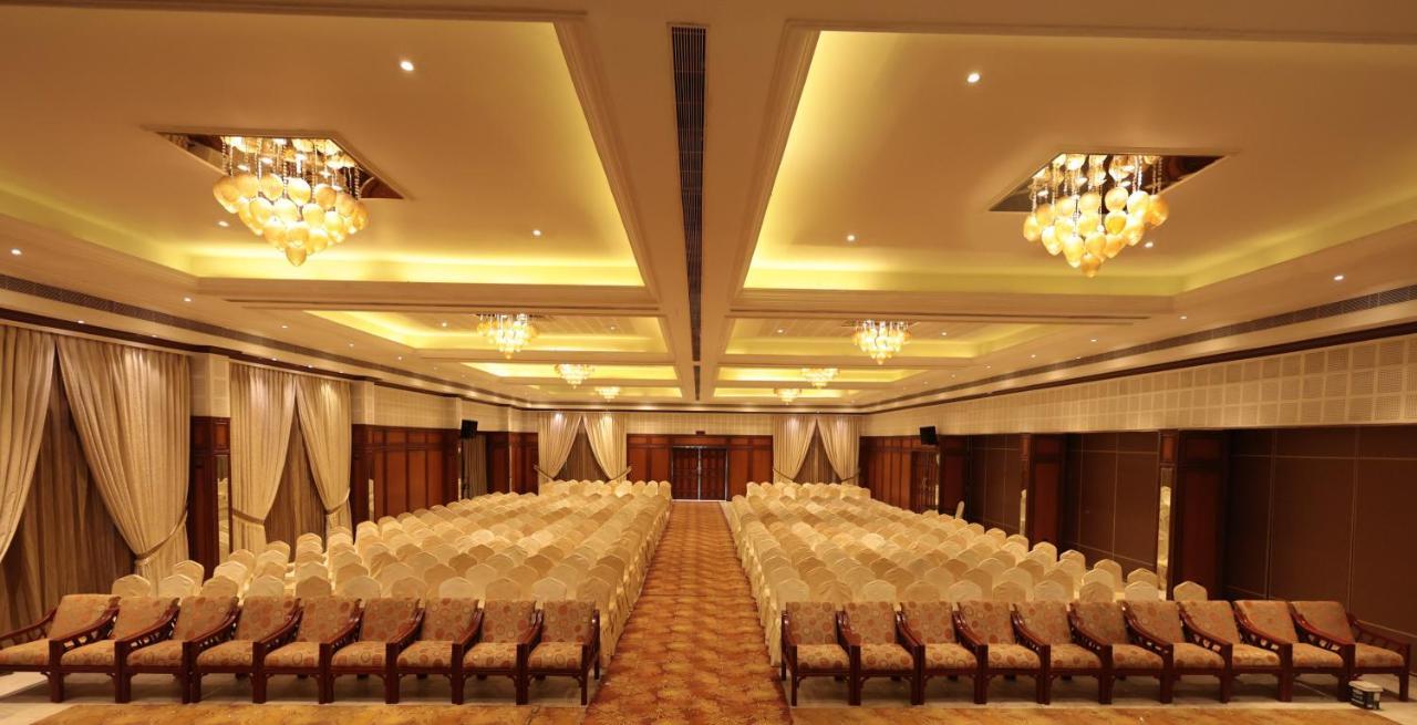Hotel Cenneys Gateway Salem Bagian luar foto