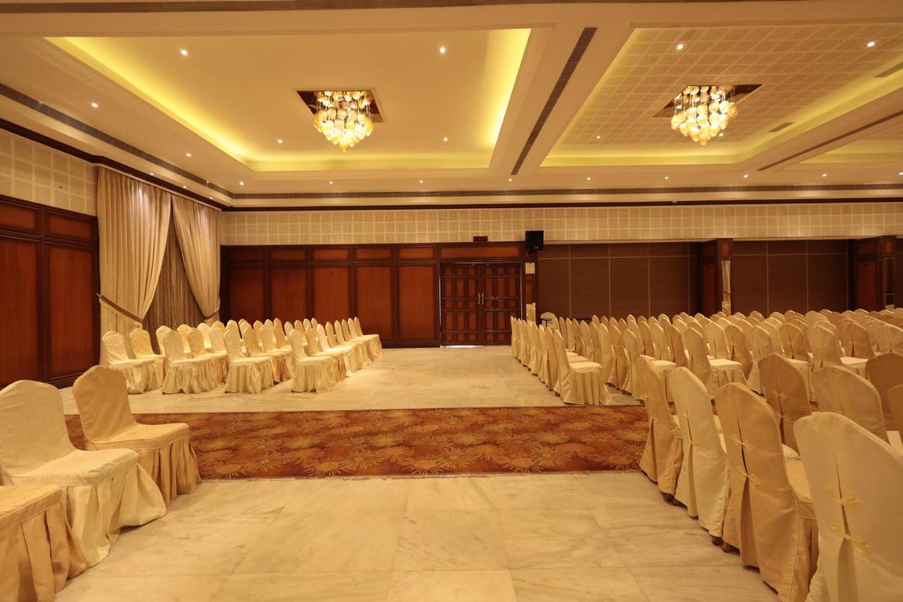 Hotel Cenneys Gateway Salem Bagian luar foto