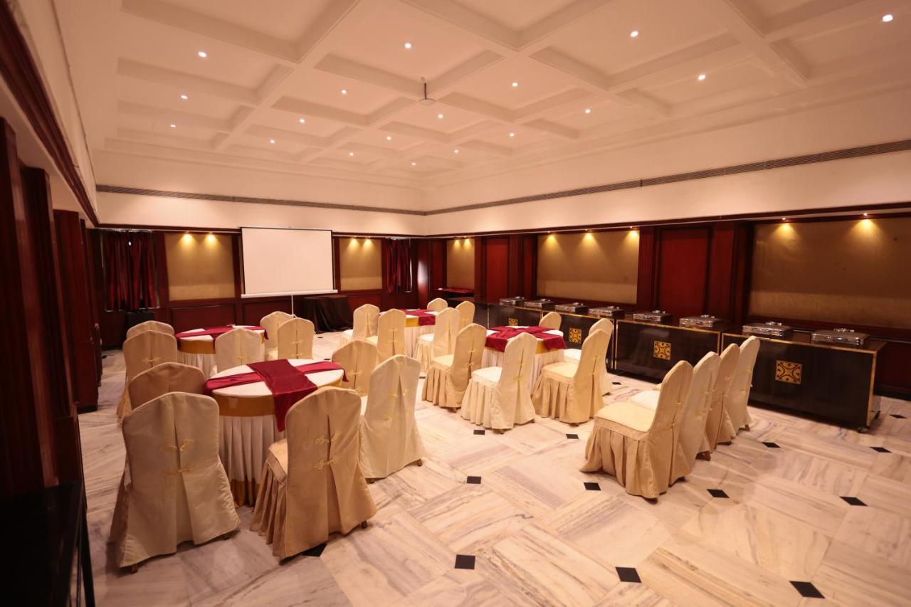 Hotel Cenneys Gateway Salem Bagian luar foto