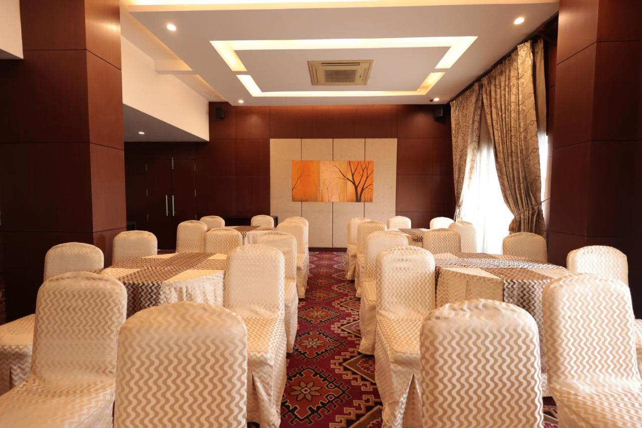 Hotel Cenneys Gateway Salem Bagian luar foto