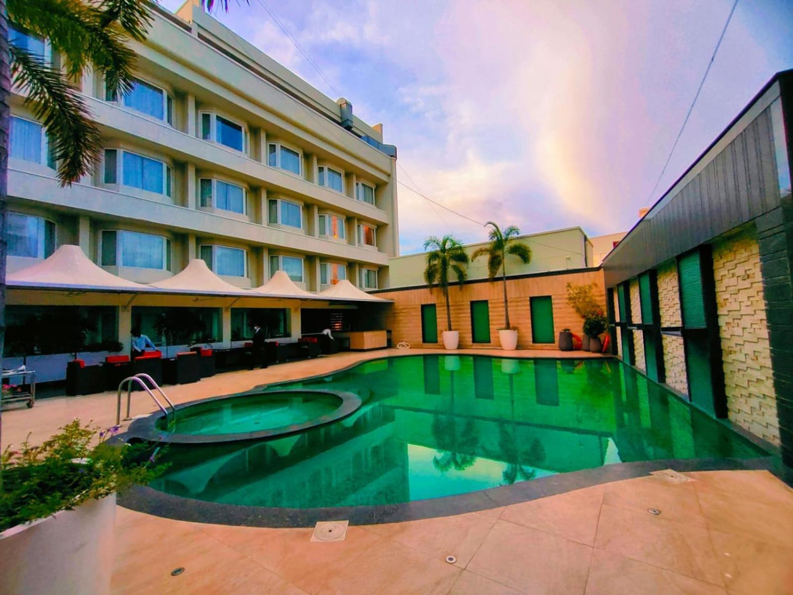 Hotel Cenneys Gateway Salem Bagian luar foto