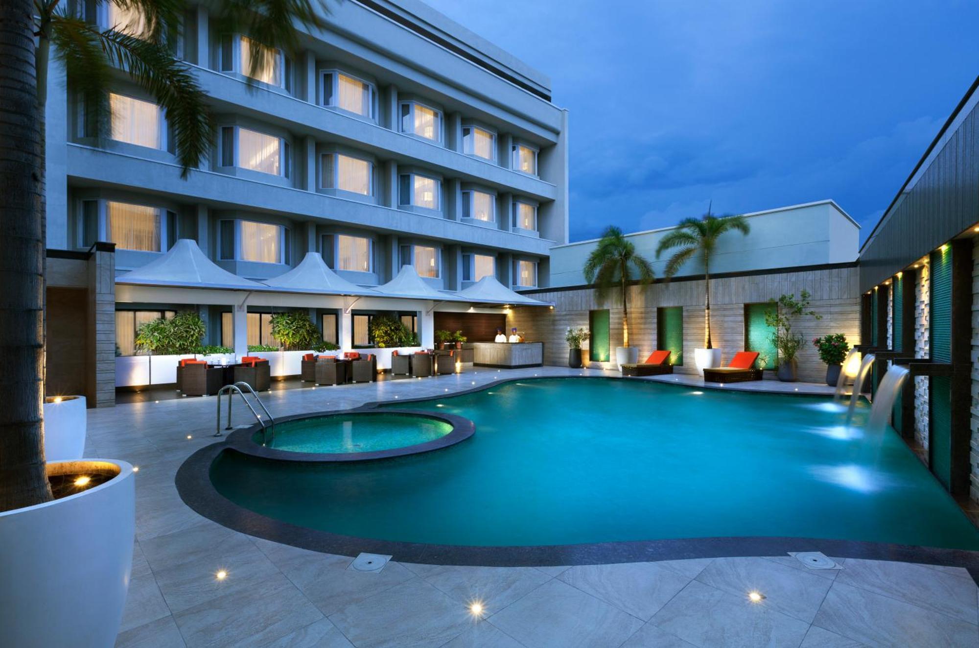 Hotel Cenneys Gateway Salem Bagian luar foto