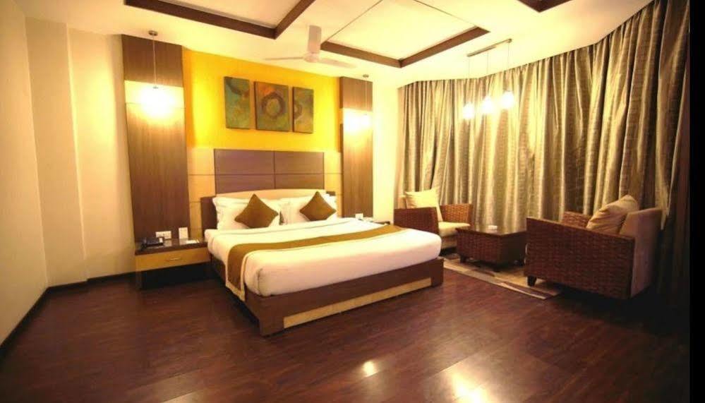 Hotel Cenneys Gateway Salem Bagian luar foto